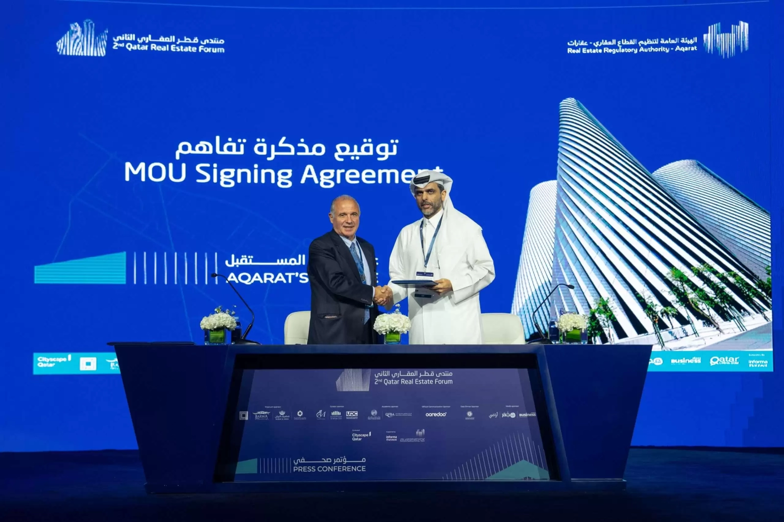 شهد منتدى قطر العقاري توقيع مذكرات تفاهم بين الهيئة العامة لتنظيم القطاع العقاري – عقارات وكل من RICS وPWC وEbla، مما يمثل خطوة هامة نحو تعزيز التعاون وتشجيع النمو والشفافية والاستدامة في القطاع العقاري في قطر.