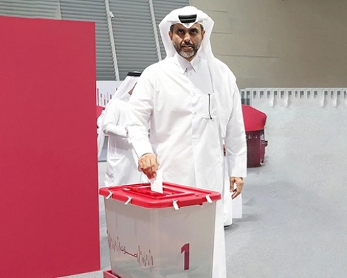 شارك سعادة المهندس خالد بن احمد العبيدلي في الاستفتاء العام على التعديلات الدستورية