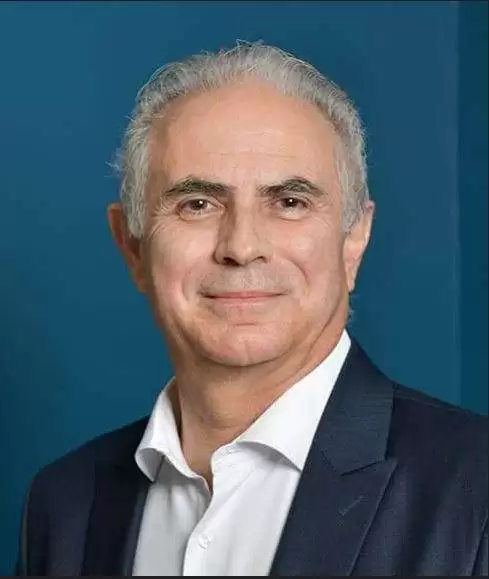السيد/ أدريان مارك كامبس